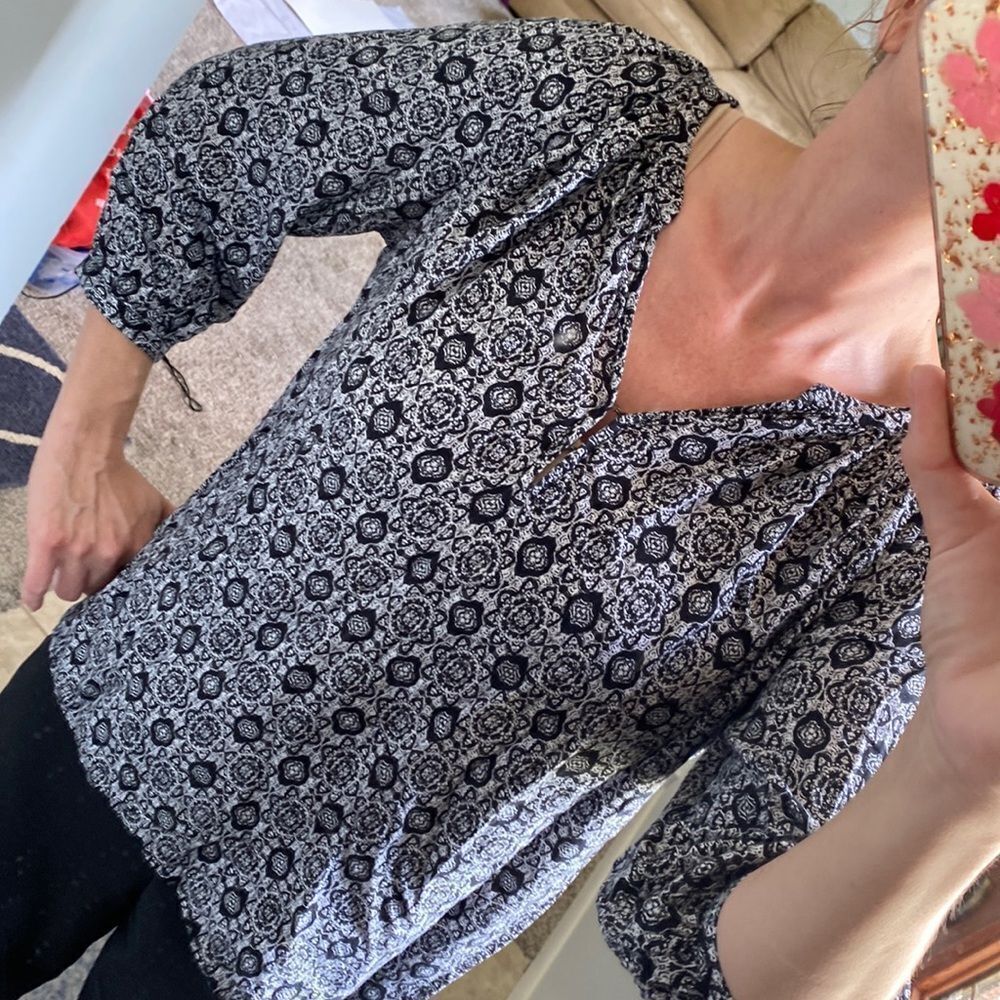 ANNE CARSON 100% rayon 3/4 sleev button cuff boxy blouse v-neck print